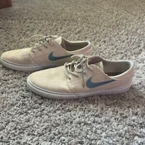MEN'S NIKE SB CHARGE SNEAKERS
